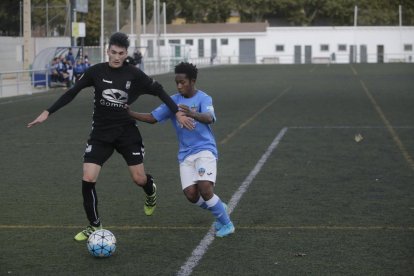 L’equatorià Quintero intenta prendre la pilota a un jugador de la Rapitenca.