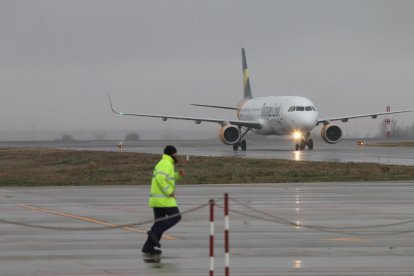 Un dels avions de Neilson que van aterrar ahir a l’aeroport lleidatà.