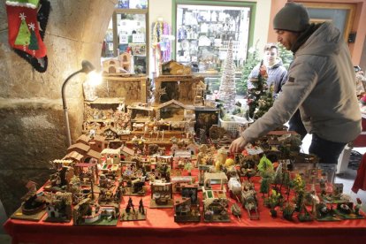 Desenes de persones van visitar ahir el Mercat de Nadal de Cervera.