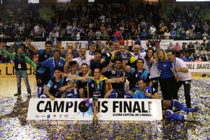 La plantilla del Lleida Llista al celebrar el títol de campions de la CERS el passat mes d’abril a l’Onze de Setembre.