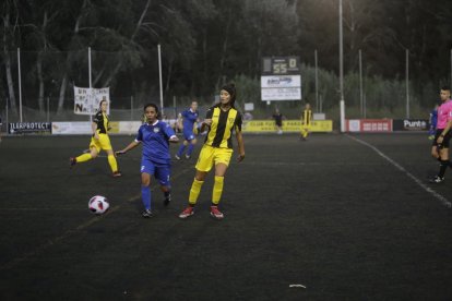 Una jugada del partit que va enfrontar ahir el Pardinyes i el Marítim de València.