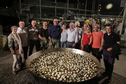 Joan Reñé i alcaldes de la comarca, ahir a Fondarella.