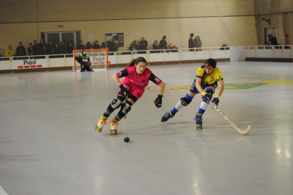 Victòria Porta condueix la bola perseguida per una jugadora de l’Alcorcón.