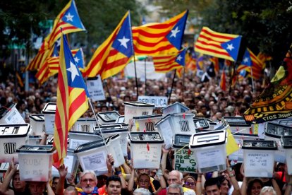 Capçalera de la manifestació de la Plataforma 1 d’Octubre pels carrers de Barcelona, ahir.