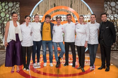 El jurat de ‘MasterChef’, amb els concursants que participaran a la semifinal.