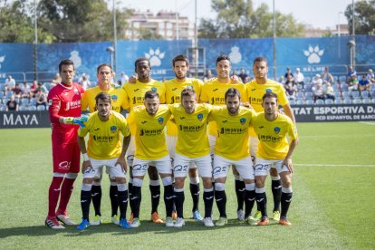 Formación inicial del Lleida Esportiu el pasado domingo en la Ciutat Esportiva del Espanyol.