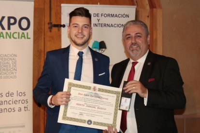 Lara entrega el diploma a Aleix del Valle, veí de Mollerussa.