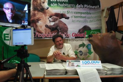 Ipcena presentó ayer 100.000 firmas contra el traslado de Goiat.