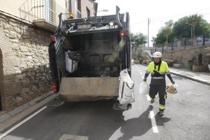 Un dels camions de la recollida de la fracció orgànica ahir al seu pas per Aspa.