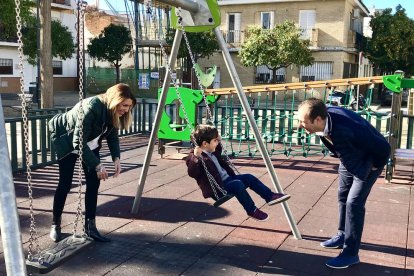 La candidata socialista Susana Díaz durante un paseo con su familia.