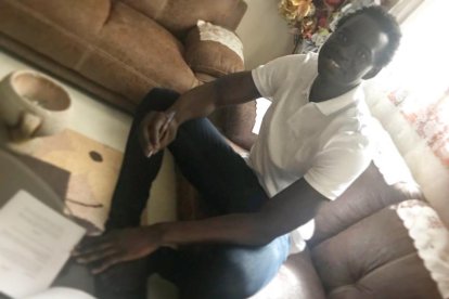 Mbaye, al moment de firmar el contracte a casa seua al Senegal.