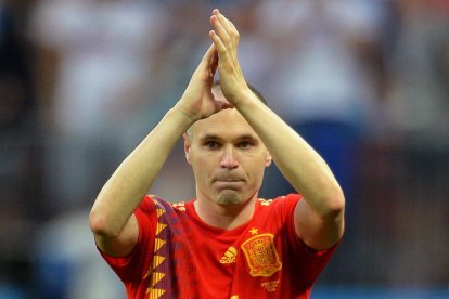 Iniesta aplaudeix el públic després de finalitzar el seu últim partit amb la selecció.