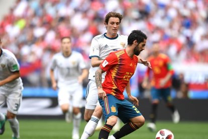 Isco porta la pilota davant l’oposició d’un contrari.