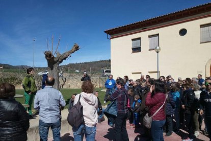 Més d’un centenar de persones ahir a l’entrada de les botigues museu de Salàs de Pallars.