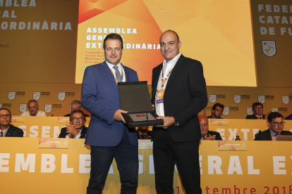 Gerard Figueras i Andreu Subies, ahir durant l’assemblea extraordinària de la Catalana de futbol.