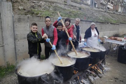 Imatge de la preparació del Ranxo dels Vaguistes que es va repartir ahir a Camarasa.