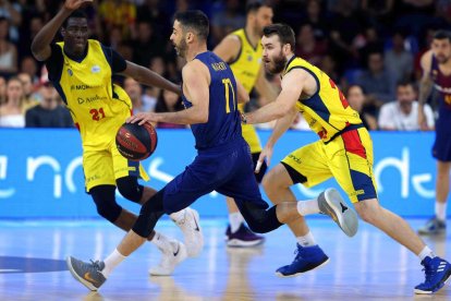 Juan Carlos Navarro bota la pilota davant de Jelinek i Diagne.