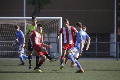 Una acción del partido del Lleida Juvenil y el Girona.