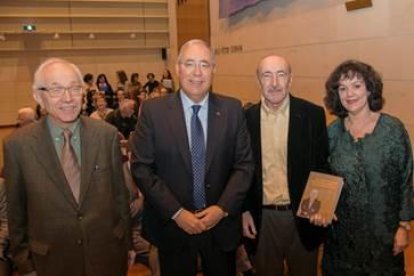 Lladonosa, a l'esquerra, en l'homenatge a Frederic Vilà