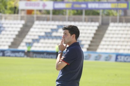 Gerard Albadalejo, con gesto pensativo durante un partido de esta temporada.