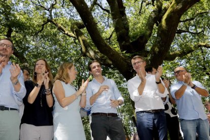 Pablo Casado i Núñez Feijóo, amb altres autoritats a Galícia.