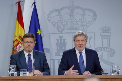 El ministre d'Educació i portaveu del Govern, Íñigo Méndez de Vigo (a la dreta), i el ministre de Justícia, Rafael Catalá.