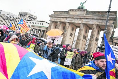 Centenars de persones van fer una marxa a Berlín per la llibertat de Carles Puigdemont.