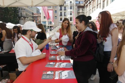 La Cambra de Comerç va repartir informació sobre les activitats formatives que organitza.