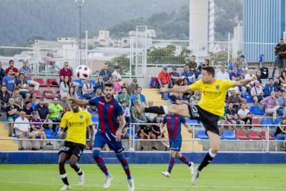 Pedro Martín remata per anotar el gol de l’empat al camp de l’Atlètic Llevant.