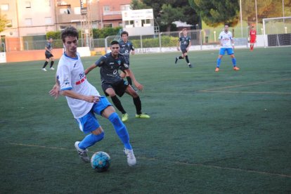 Una acció del partit entre el Mollerussa i el Lleida Juvenil.