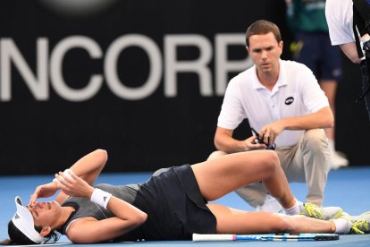 Garbiñe Muguruza se retira por calambres en su estreno en Brisbane