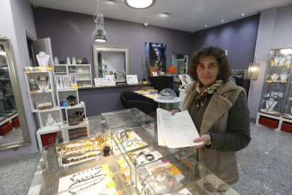 La comerciante Roser Cervera, con las firmas recogidas para reabrir la calzada de Bisbe Ruano.