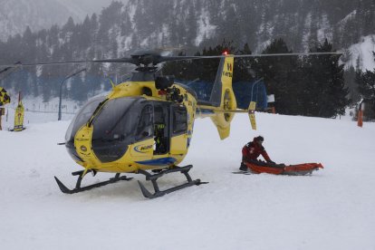 L’helicòpter va evacuar la víctima a l’hospital d’Andorra la Vella.