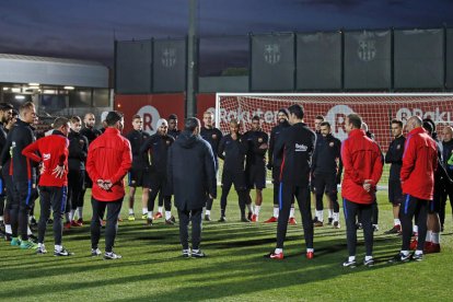 Ernesto Valverde se dirigió a la plantilla ayer antes del entrenamiento con todos los disponibles.