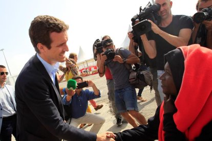 Casado va saludar els migrants del port d’Algesires.