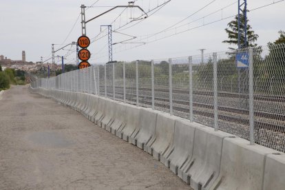 El tram de tanca col·locat per Adif el mes de maig passat.