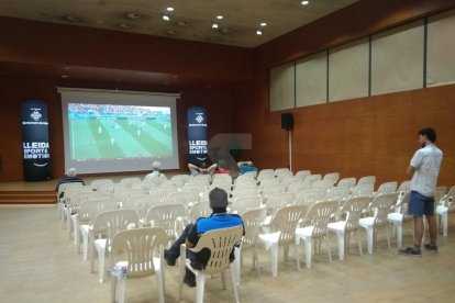 Menos de una decena de leridanos ven la selección en la pantalla gigante de Lleida