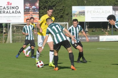 Pedro Martín, que ha marcado el segundo gol, rodeado de contrarios.