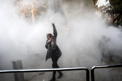 Manifestante durante una protesta en la universidad de Teherán.