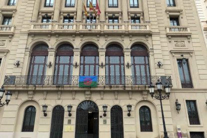 Bandera gitana a la façana de la Paeria