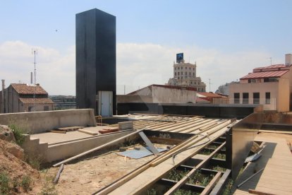 Instal·len la carcassa i la cabina de l'ascensor del barri jueu