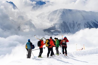 Los equipos de rescate caminan hacia la zona donde se produjo la avalancha en la que murieron tres españoles.