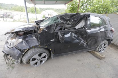 Estat en el qual va quedar el vehicle (de lloguer) sinistrat ahir a l’N-240 al seu pas per Tarrés.