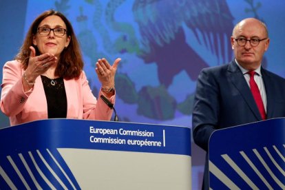 La comisaria de Comercio, Cecilia Malmstrom, y el comisario de Agricultura, Phil Hogan, ayer.