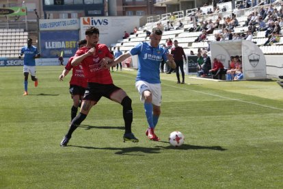 Marc Nierga, que va entrar a la segona part, intenta anar-se’n d’un defensor del Formentera.