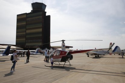 Imatge de les avionetes que es troben exposades a la plataforma de l’aeroport d’Alguaire.