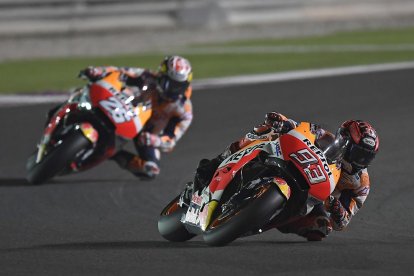 Marc Màrquez, al davant de Dani Pedrosa, durant la primera jornada al traçat qatarià.