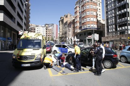 Sanitarios atienden al motorista ayer en el lugar de los hechos.