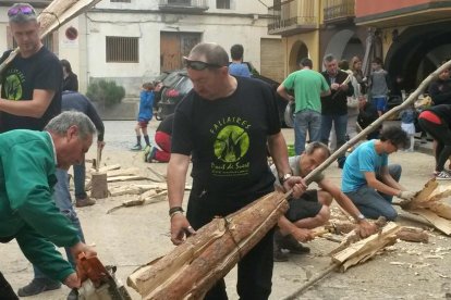 Taller d’elaboració de les falles, ahir al Pont de Suert.