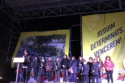 Familiars dels presos a Lledoners a l’escenari ahir durant l’acte davant la presó.